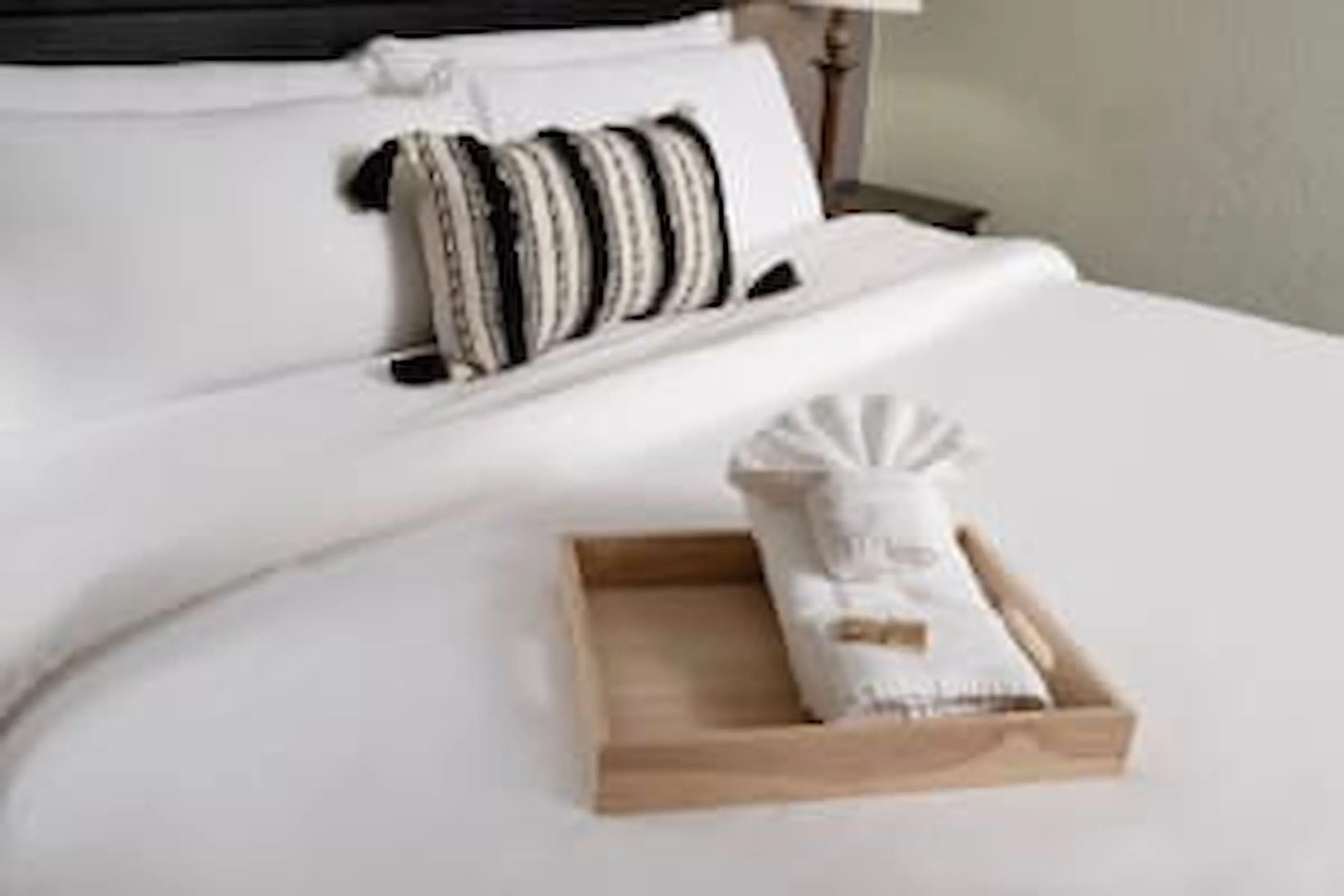 Basic Double: Fresh towels and linens