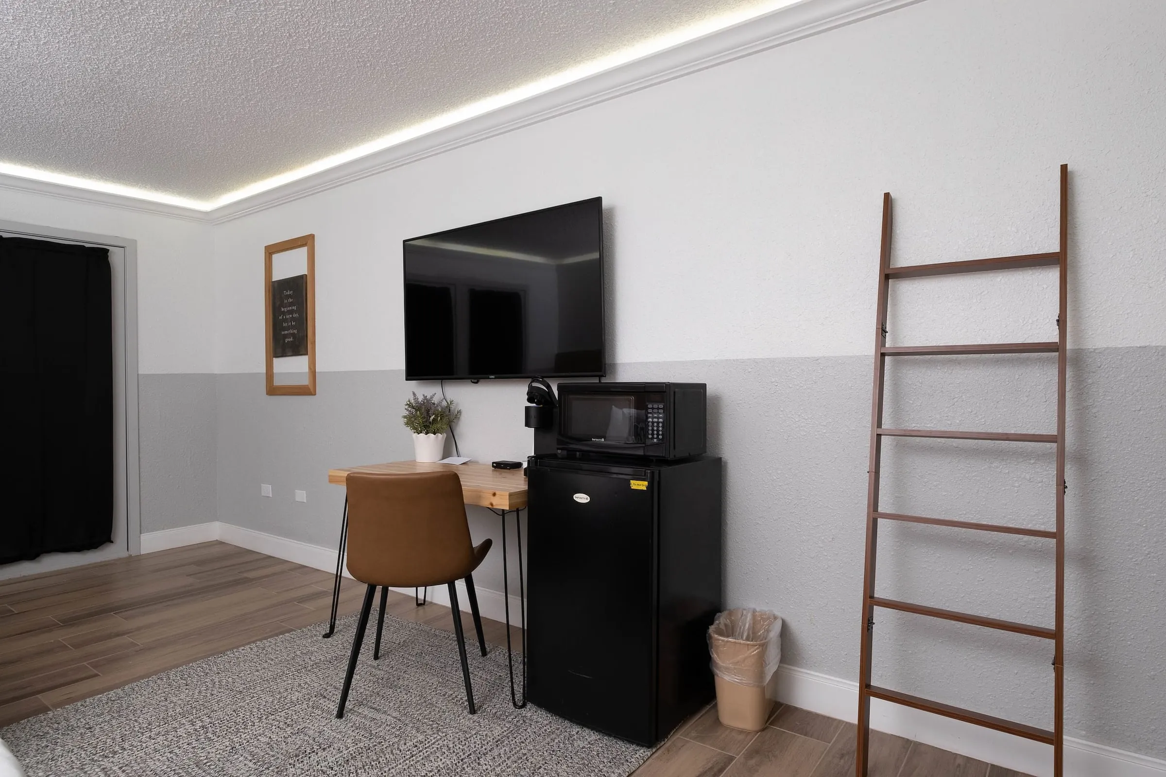 Deluxe Double: Desk, mini-fridge, microwave and TV