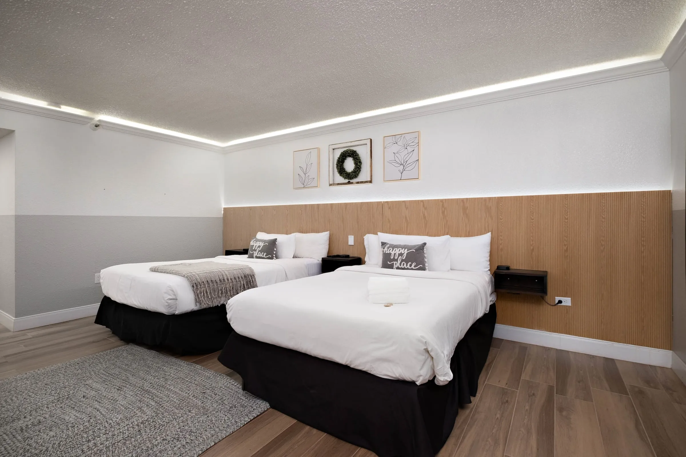 Deluxe Double: Room for up to 4