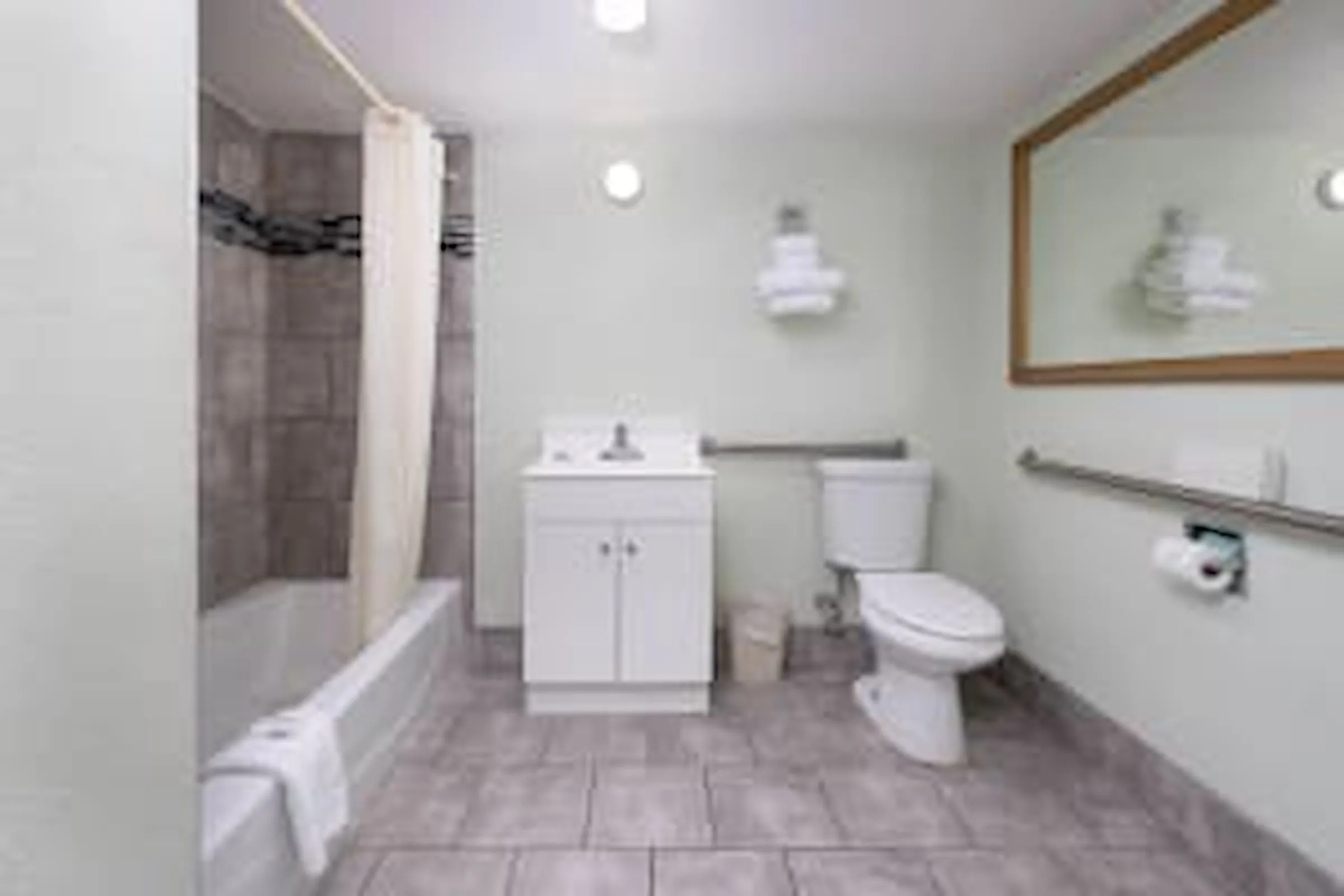 Basic Double: The bathroom