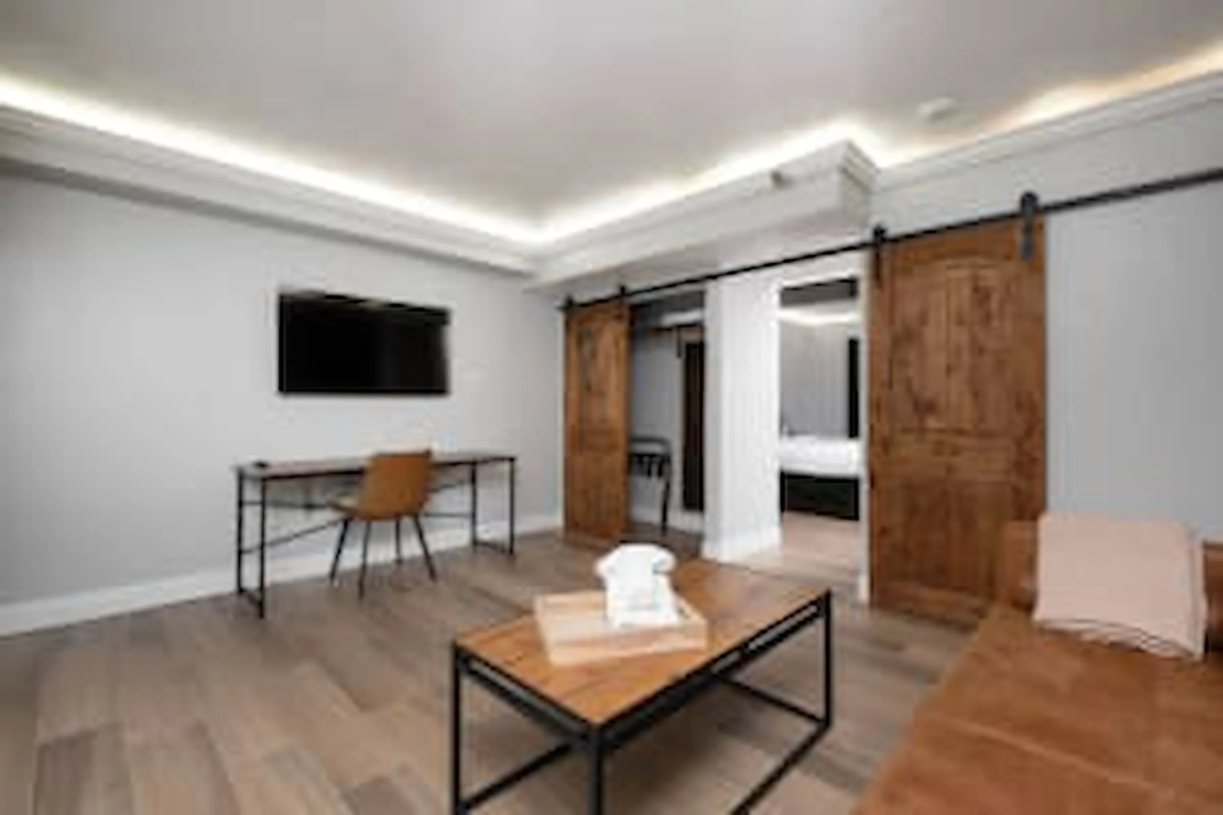 Deluxe Suite: Living room, desk and barn door