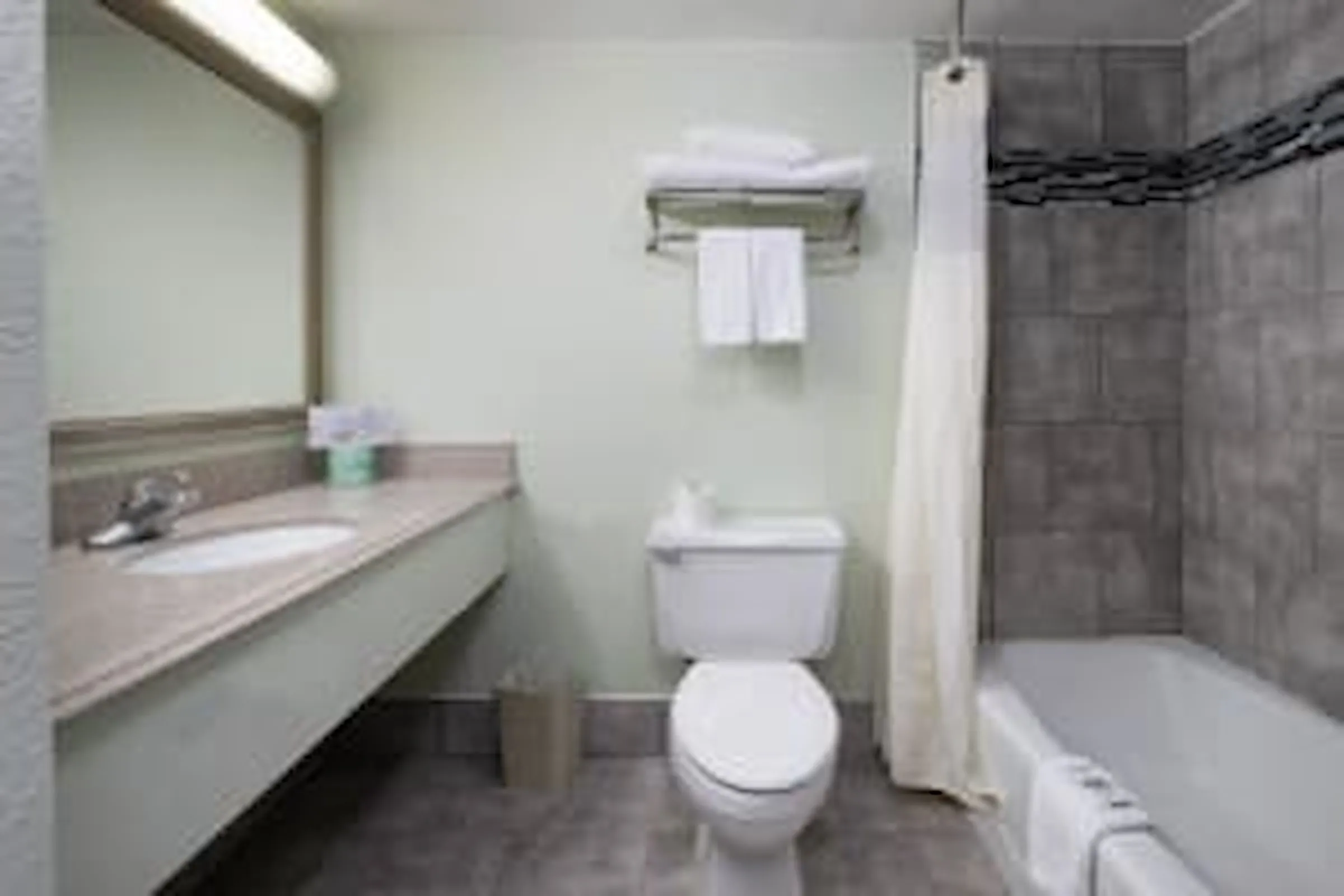 Basic Double: Vanity and tub