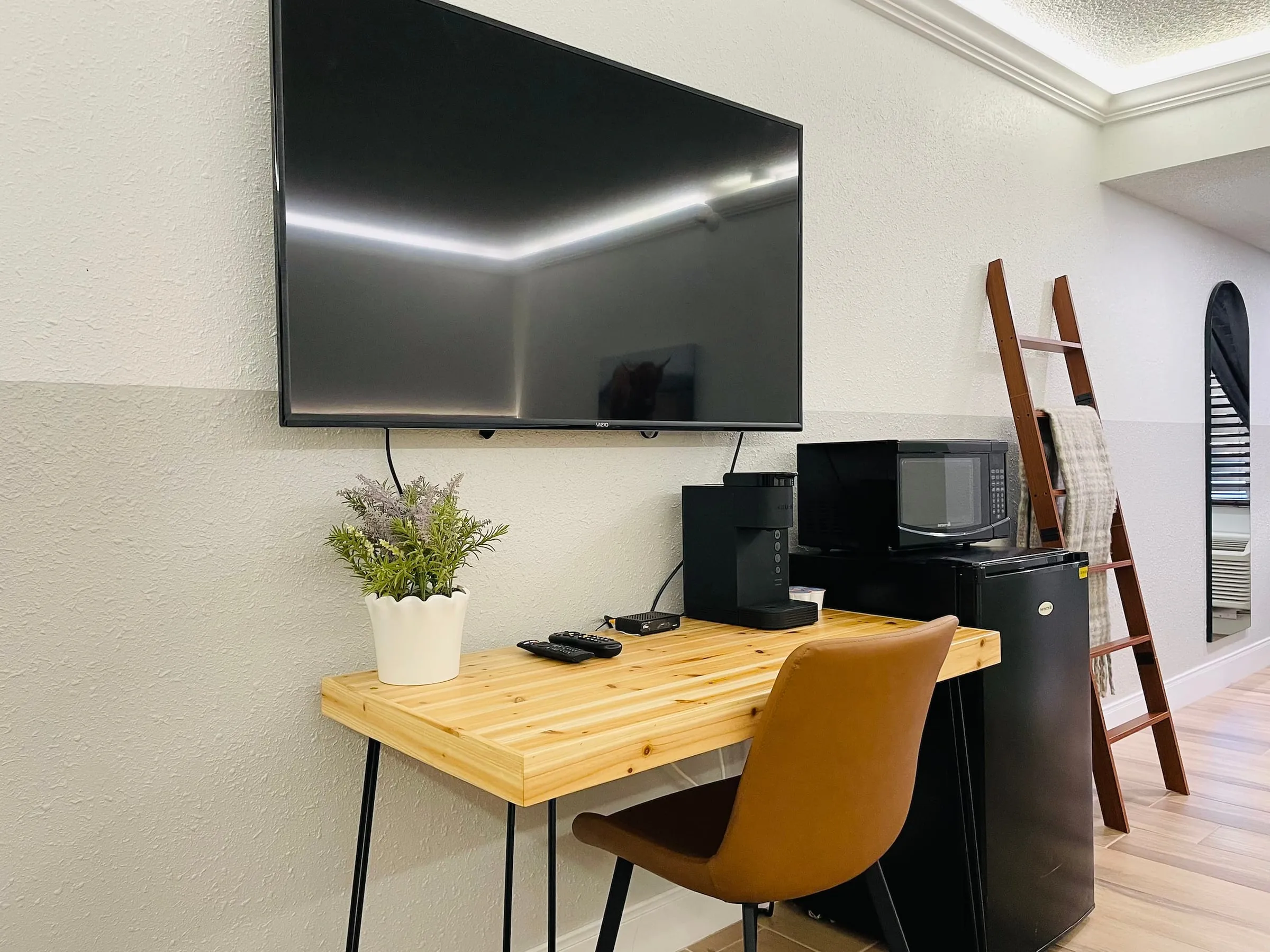Deluxe Double: Desk and flat-screen TV