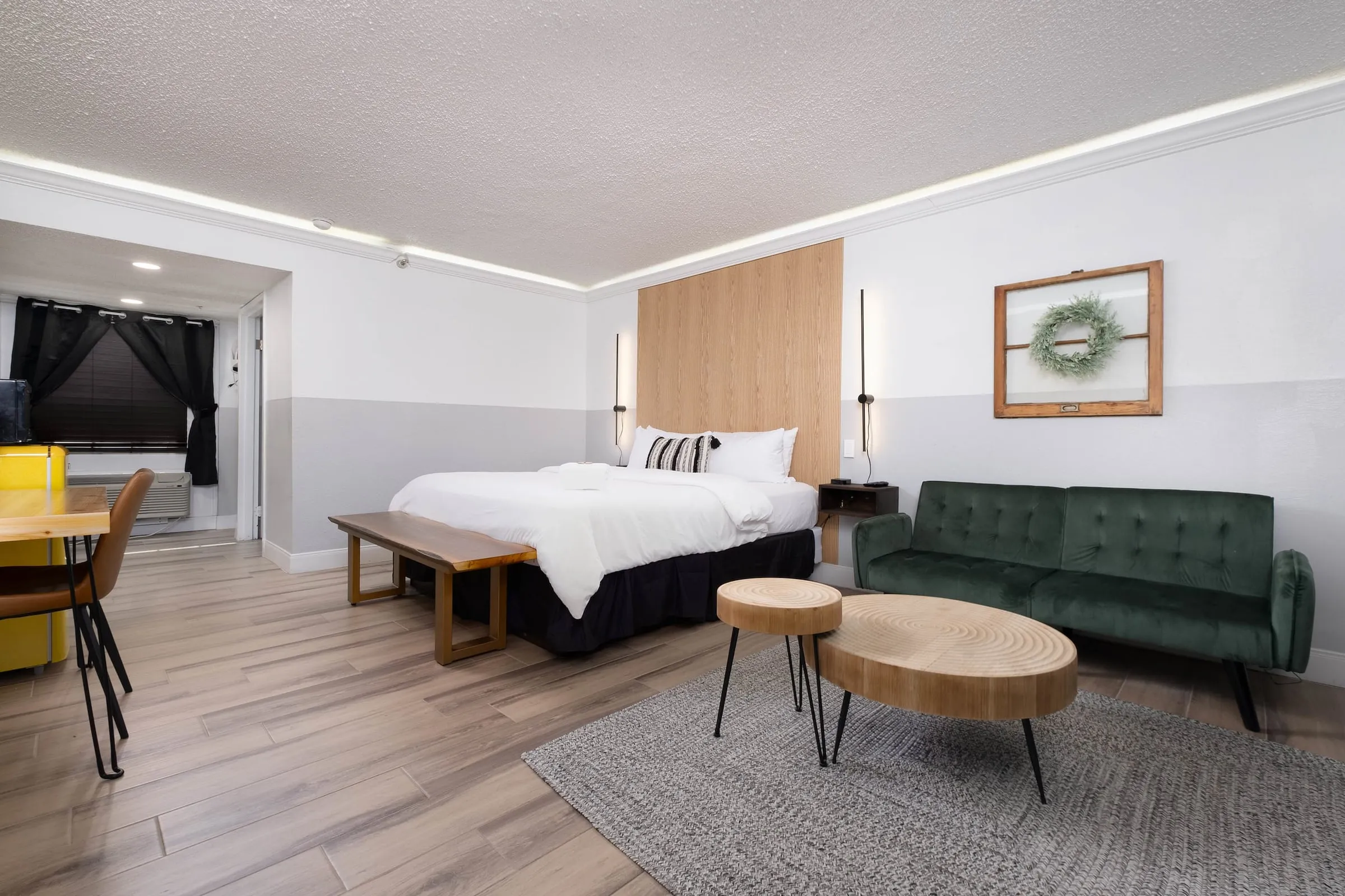 Deluxe King: The whole room, end to end
