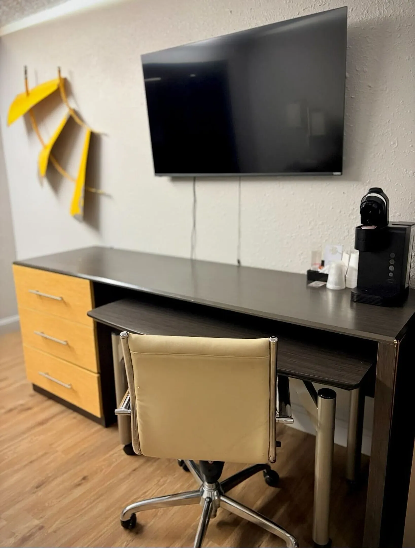 Deluxe Suite: Desk, TV and coffee station