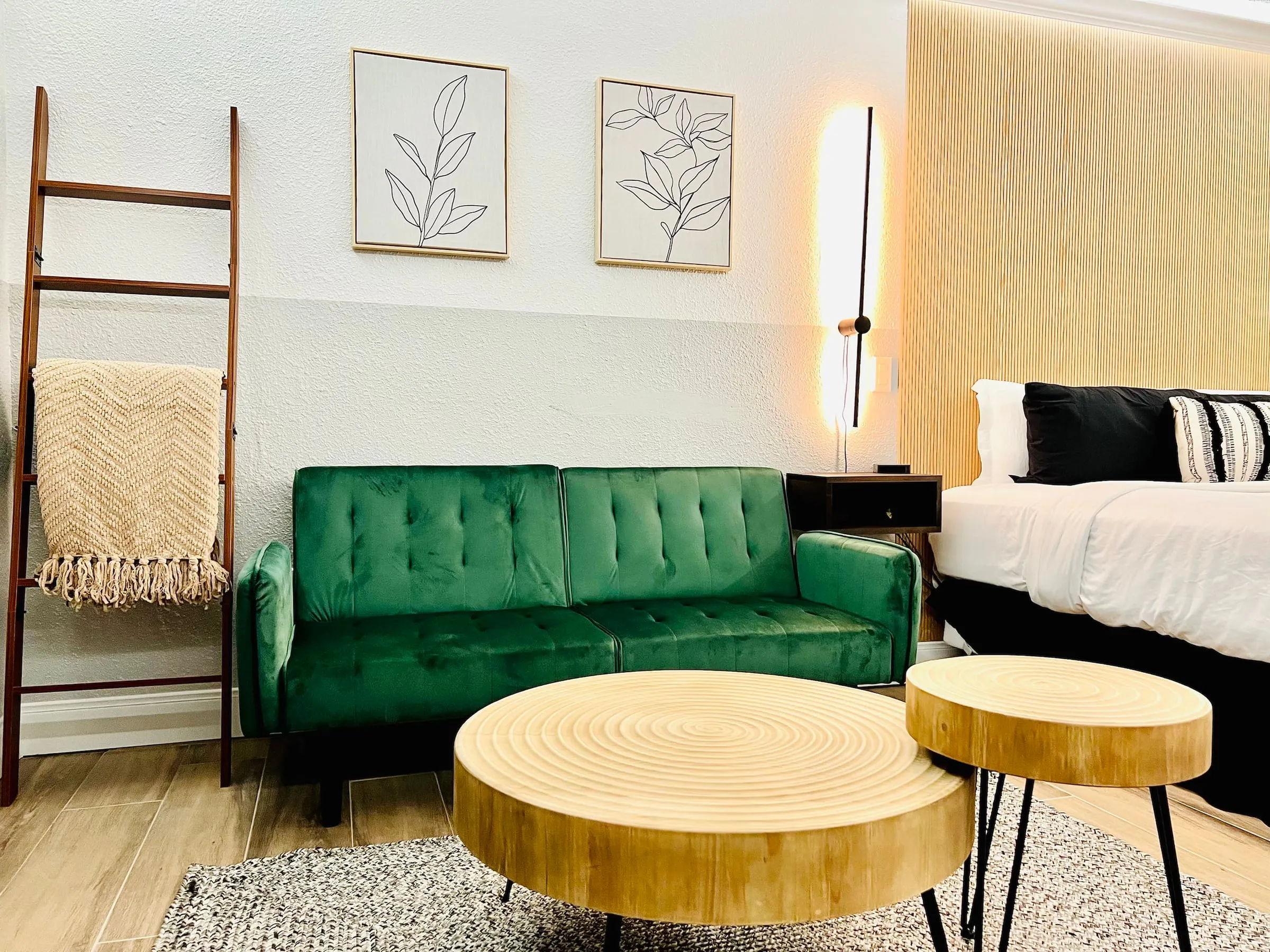 Deluxe King: The green velvet sofa corner