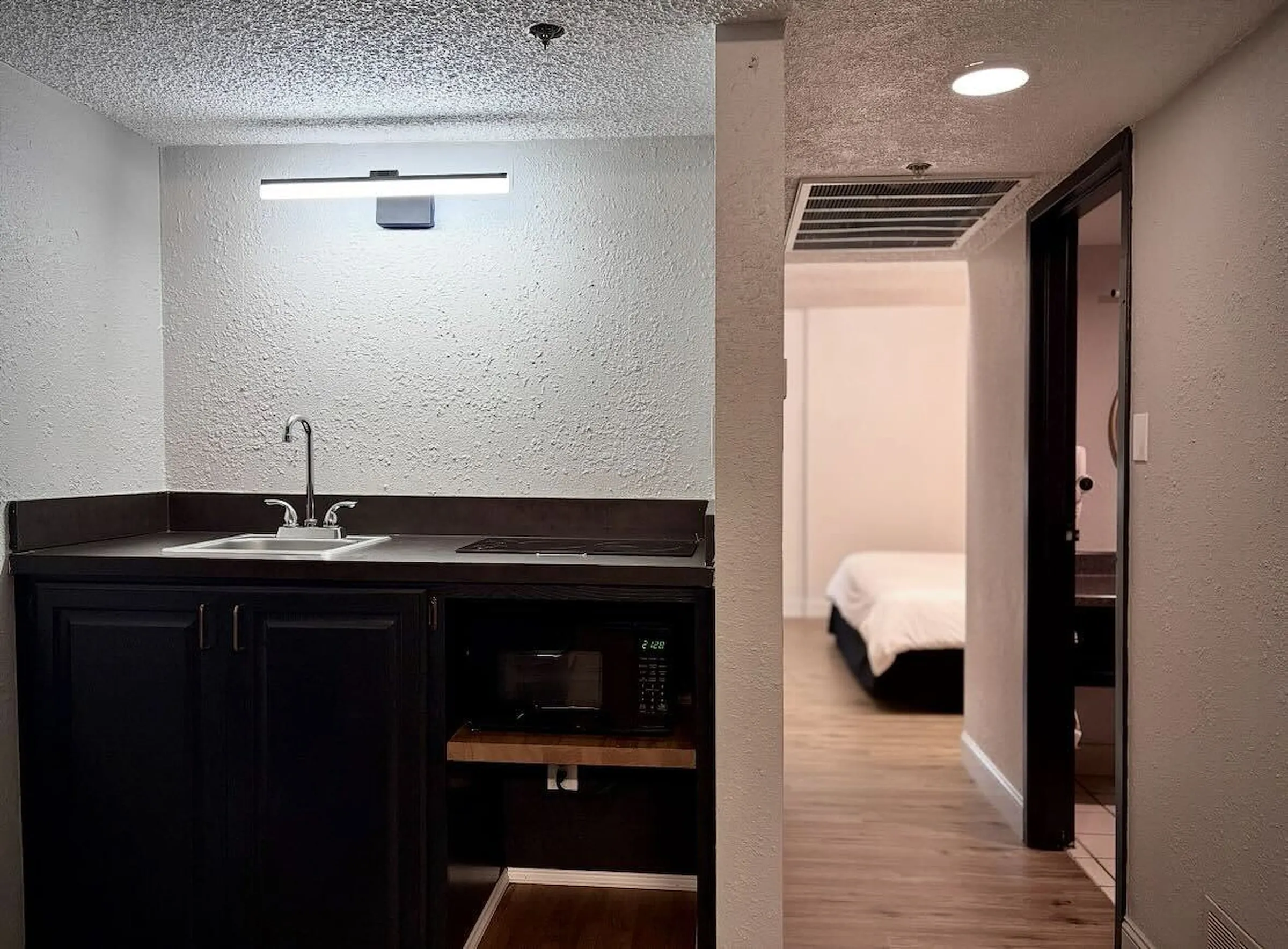 Deluxe Suite: The kitchenette