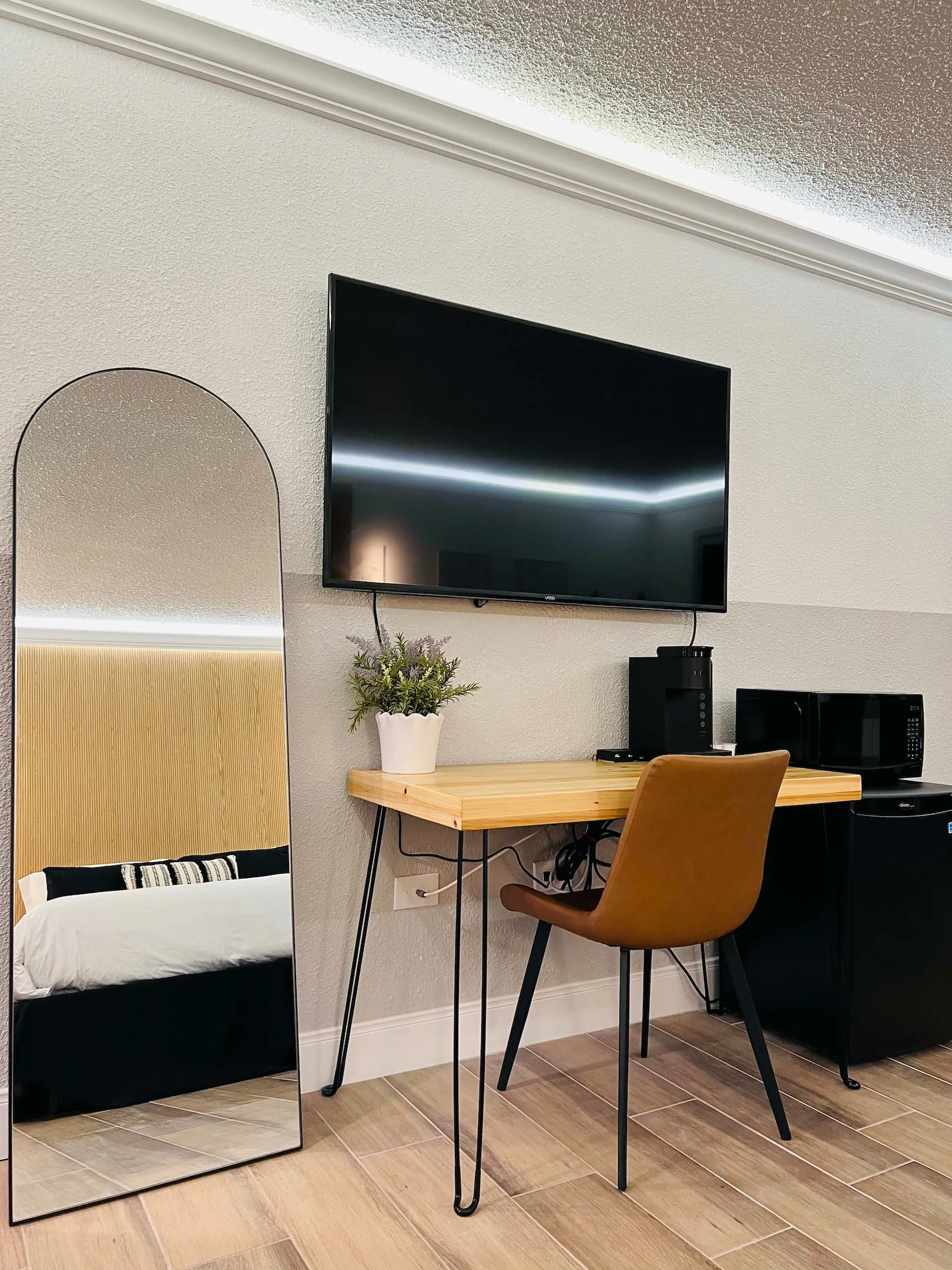 Deluxe King: Desk and flat-screen TV