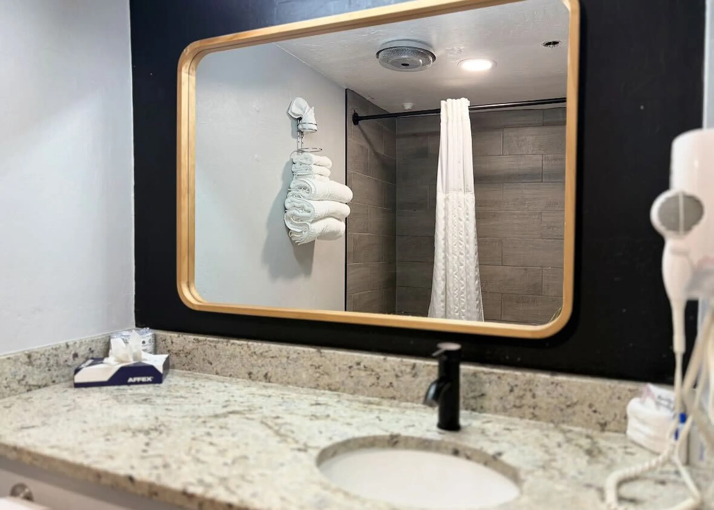 Deluxe Suite: The vanity