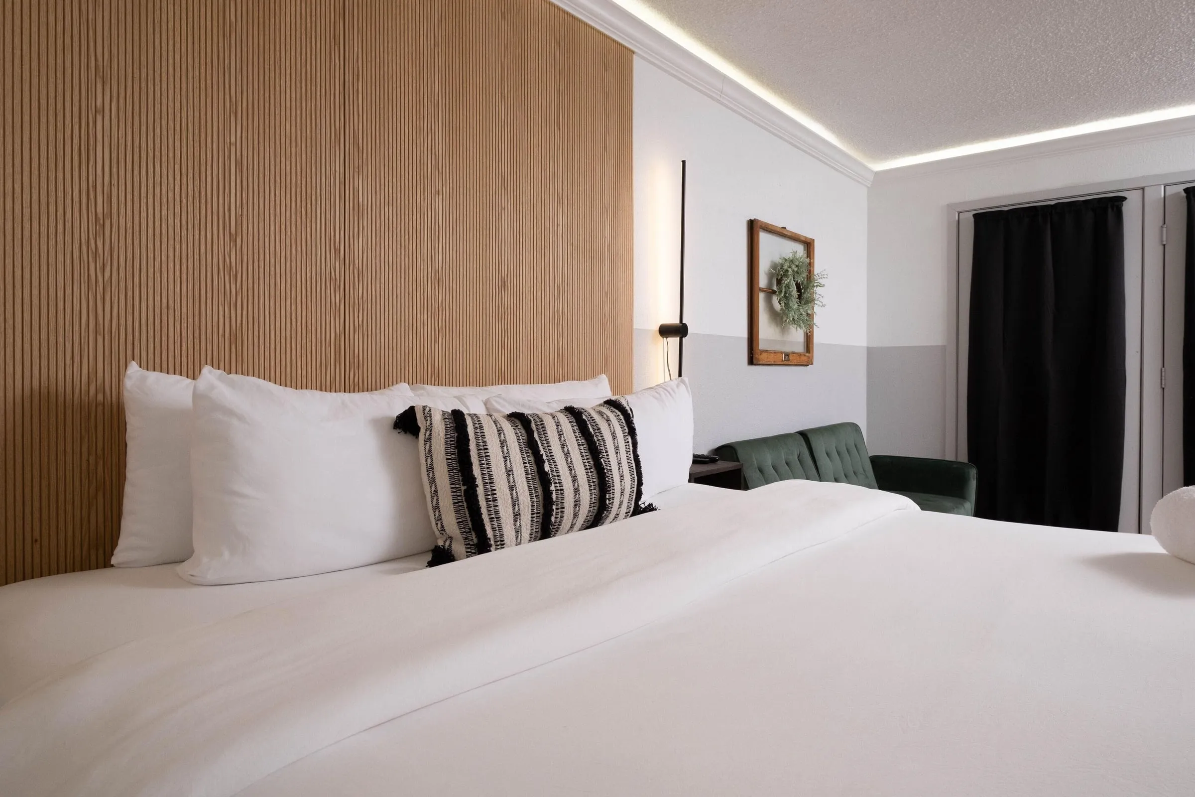 Deluxe King: Wood-slat headboard and fresh white bedding