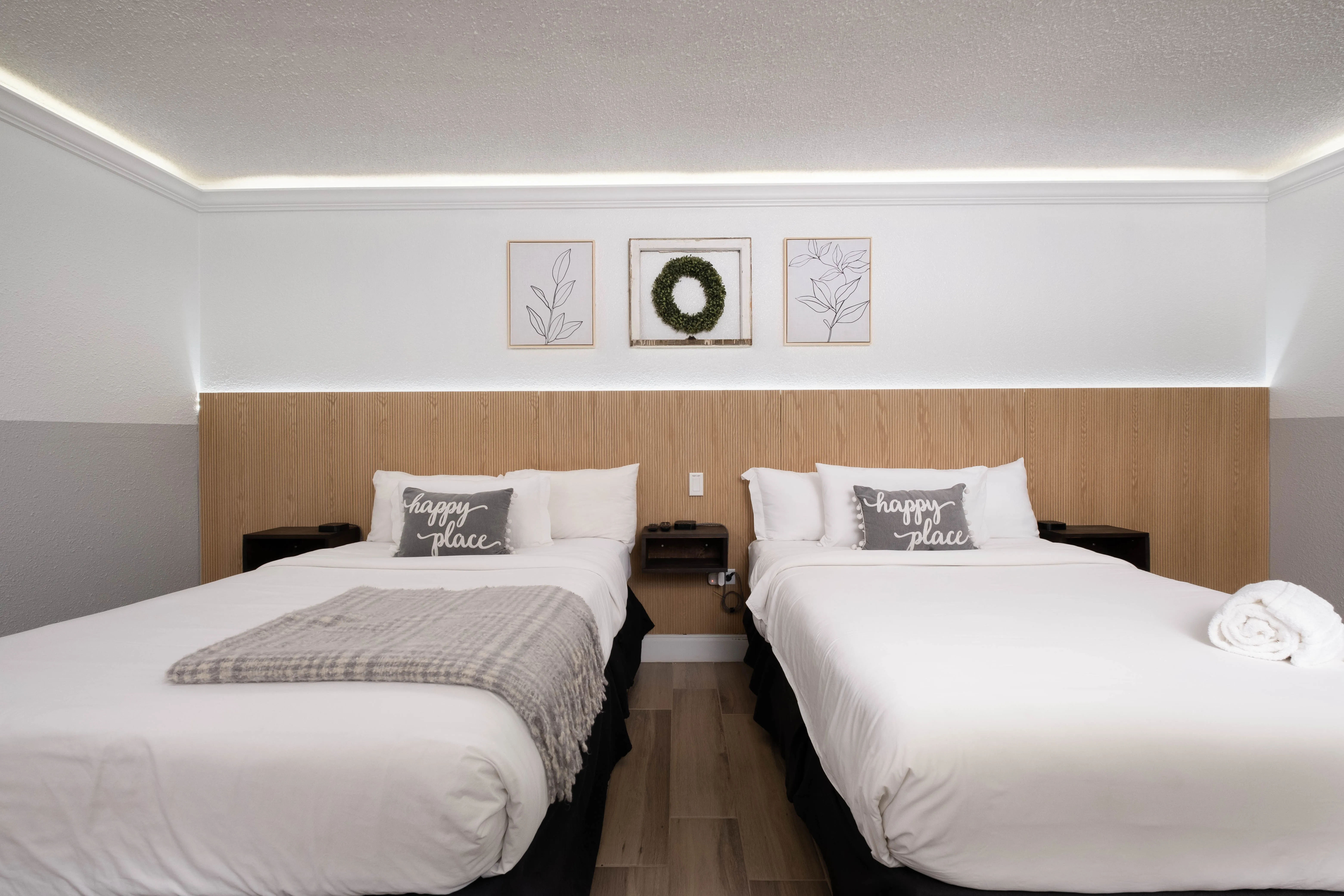 Deluxe double room with wood-slat headboard wall